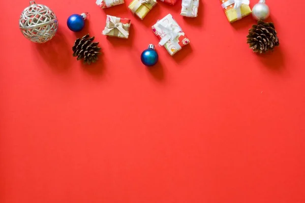 Ajándékok Piros Háttérrel Karácsonyi Vásárlási Koncepció — Stock Fotó
