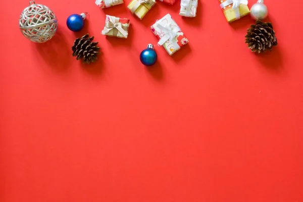Kırmızı arkaplanda sunumlar. Noel alışveriş konsepti