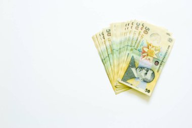 Romen Lei para birimi banknotları beyaz arka planda gözler önüne serildi