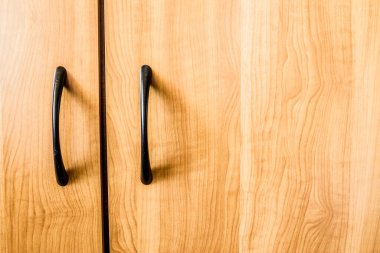 Sarı ahşap kaplama arka plan. Mobilyaları tutmak için yakın plan.