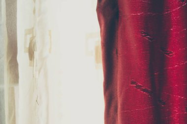 Kapalı beyaz ve kırmızı buruşuk perdelerin arkaplanı. Vintage mat rengi