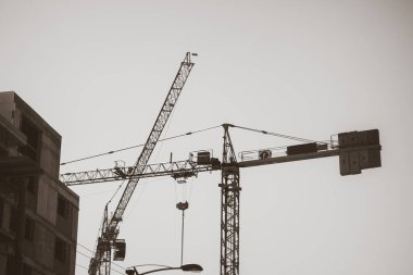 Bir inşaat sahasında vinç kaldırma görüntüsü.