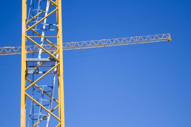 Bir inşaat sahasında gökyüzünden vinç kalktı.