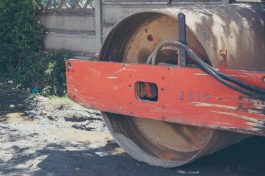 Turuncu paten sıkıştırıcı silindirine yakın.
