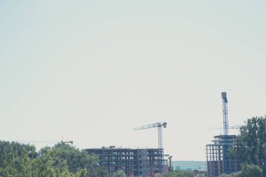 Uzakta vinç kaldırılıyor