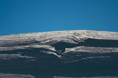 Eski ve koyu eskimiş ahşap ve mavi gökyüzünden yapılmış taşralı arka plan