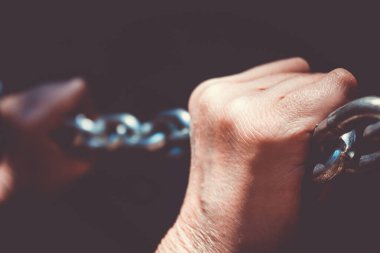 Eklem iltihabı olan elleri paslanmaz çelik zinciri geriyor. Hastalıkla savaşmak.