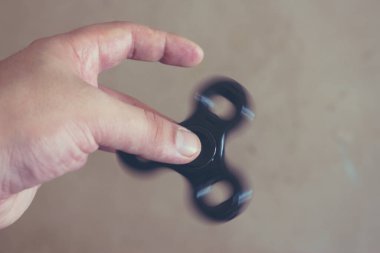 Parlak arka planda el ele tutuşmalar. Parmak tutma oyuncağı. Bağımlı stres azaltıcı çocuk ve yetişkin oyuncağı.