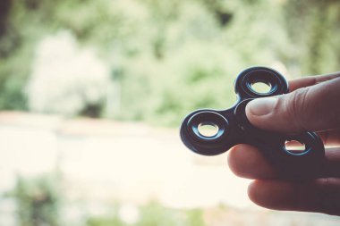 Parlak arka planda el ele tutuşmalar. Parmak tutma oyuncağı. Bağımlı stres azaltıcı çocuk ve yetişkin oyuncağı.