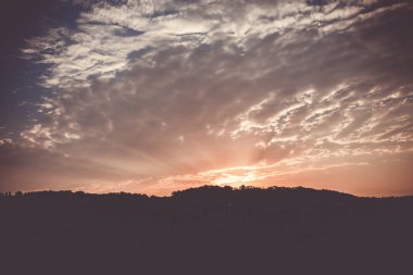 Fantastik bulutlu akşam gün batımı