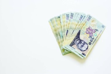 Romen para birimi banknotları beyaz arkaplanda gözler önüne serildi