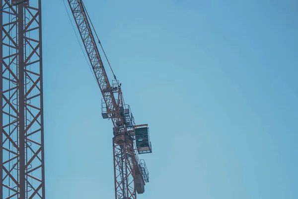 起重机在建筑工地上升空 — 图库照片