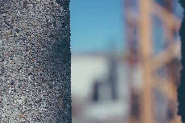 Cementwandrand Met Een Wazige Achtergrond Van Een Bouwplaats Gele Balken — Stockfoto