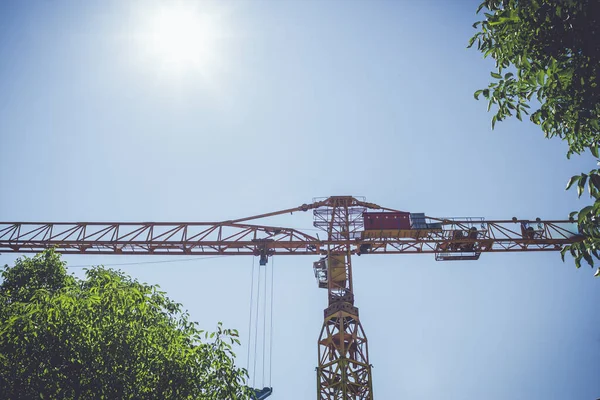 Jeřáb Zvedl Obloze Staveništi — Stock fotografie