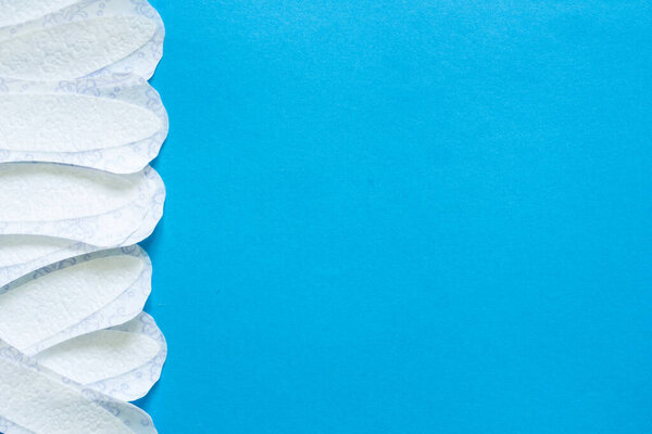 Дамы белые поглотители на синем фоне с копировальным пространством
