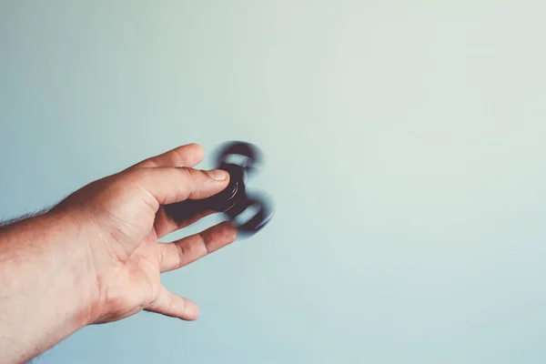 Hand Håller Fidget Spinnare Mot Ljus Bakgrund Fingret Håller Spinnande — Stockfoto