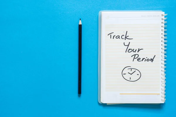 Notebook Com Track Your Period Texto Escrito Sobre Ele Relógio — Fotografia de Stock