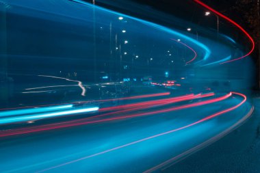 Geceleri trafik ışıkları yanar. Soyut şehir arkaplanı