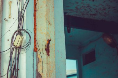 Şehrin dışındaki bir sokak sütununda birbirine dolanmış halatlar.