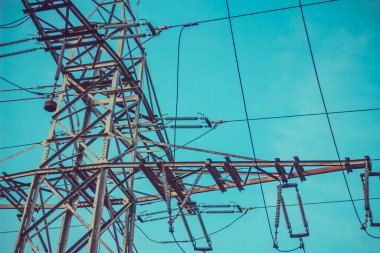 Altından bir sürü kablo çekilen elektrik direği