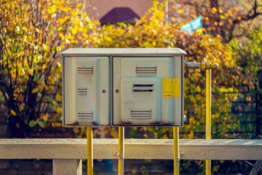 Şehrin caddesinin kenarına yerleştirilmiş küçük metal elektrikli panel kutusu.
