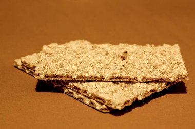 Kahverengi arka planda iki parça un üst üste istiflenmiş.