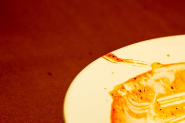 Kurutulmuş soslu kirli tabak ve fotokopi alanı. Bulaşık yıkama konsepti