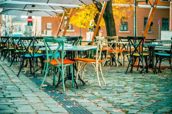 Avrupa restoranının yaz terasında güzel renkli eski sandalyeler