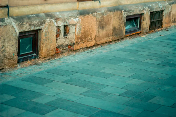 Очеретяні Вікна Видом Тротуари Старий Європейський Будинок Підземним Домашнім Життям — стокове фото