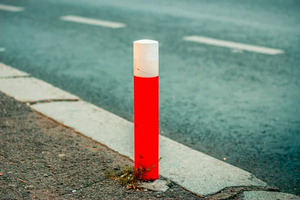 Pilona Roja Con Línea Blanca Plantada Borde Acera Negando Estacionamiento — Foto de Stock