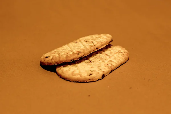 在深褐色背景下拍摄两张长食饼干的透视照片 健康的面包店概念 — 图库照片