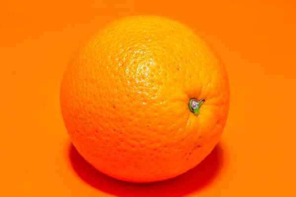 Primer Plano Una Sola Naranja Madura Sobre Fondo Naranja — Foto de Stock