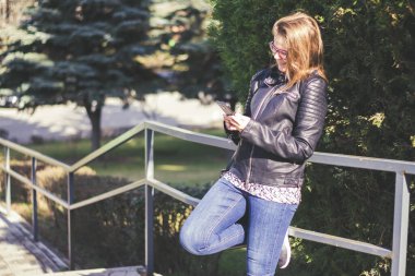 Beyaz köpüklü ve birbirini ezen dalgalı mavi dalgalı bir denizin arka planı. Fırtına sırasında doğal güçlü ve tehlikeli su fenomeni