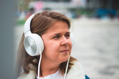 Beyaz köpüklü ve birbirini ezen dalgalı mavi dalgalı bir denizin arka planı. Fırtına sırasında doğal güçlü ve tehlikeli su fenomeni