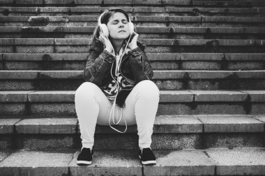 Beyaz köpüklü ve birbirini ezen dalgalı mavi dalgalı bir denizin arka planı. Fırtına sırasında doğal güçlü ve tehlikeli su fenomeni