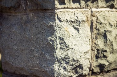 Beyaz köpüklü ve birbirini ezen dalgalı mavi dalgalı bir denizin arka planı. Fırtına sırasında doğal güçlü ve tehlikeli su fenomeni