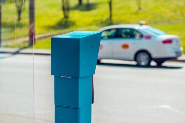 Beyaz köpüklü ve birbirini ezen dalgalı mavi dalgalı bir denizin arka planı. Fırtına sırasında doğal güçlü ve tehlikeli su fenomeni