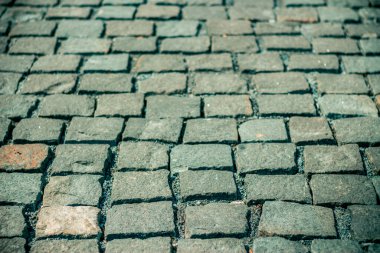 Beyaz köpüklü ve birbirini ezen dalgalı mavi dalgalı bir denizin arka planı. Fırtına sırasında doğal güçlü ve tehlikeli su fenomeni