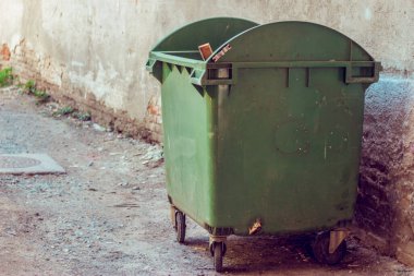 Beyaz köpüklü ve birbirini ezen dalgalı mavi dalgalı bir denizin arka planı. Fırtına sırasında doğal güçlü ve tehlikeli su fenomeni