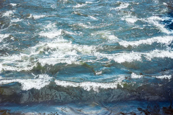 Tło Niebieskiego Szorstkiego Morza Białą Pianką Falami Które Wzajemnie Się — Zdjęcie stockowe