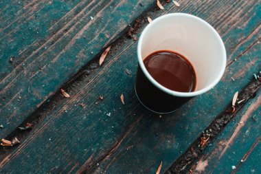 Kahverengi plastik bardak ve koyu ahşap tahta üzerinde kahve gündüz vakti taşınabilir bir alıcıda tatlı ve lezzetli içecek sabah hazır Kodein bileşikli iç