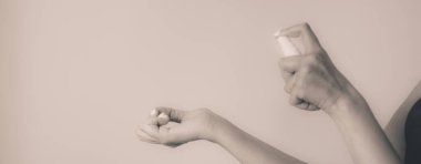 Genç bir kadın, beyaz bir arka plan kızının üzerine parfüm sıkıyor. Basitlik ve sadelik ile zarafet ifade ediyor. Kokuları ve düğün hazırlıklarını test etmek için görüntüyü kavrıyor.