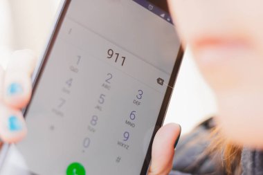 Acil durum numarası 911 olan akıllı telefon ekranı. Destek hattını arayan ve yardım isteyen kişi.