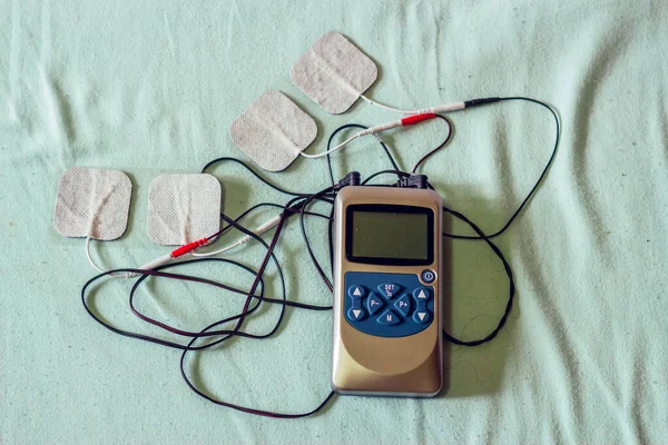 Büyük bir ekran ve elektrotlarla ev kullanımı için küçük vücut geliştirme ünitesi. Rahatlama ve rehabilitasyon için terapi cihazı.