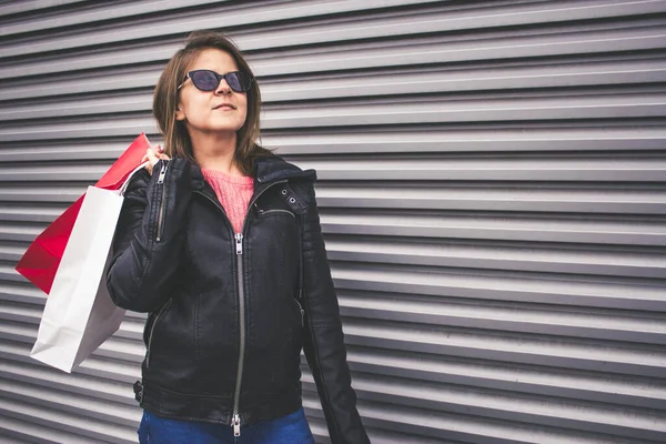 Content Young Woman Wearing Sunglasses Leather Jacket Holding Her Shopping — Stock Photo, Image