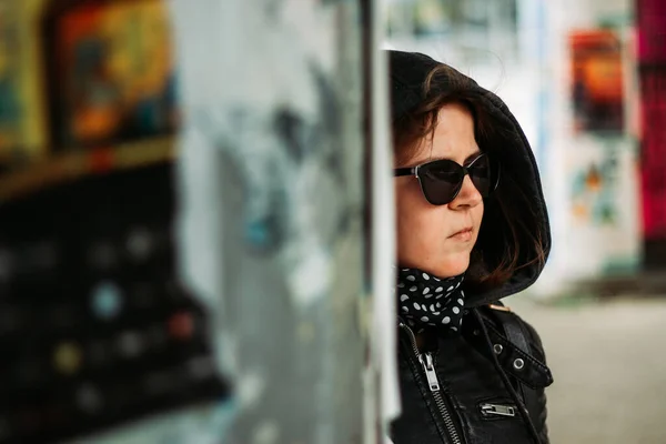 Young Woman Brown Hair Wearing Grey Hood Sunglasses Rainy Day — Stock Photo, Image
