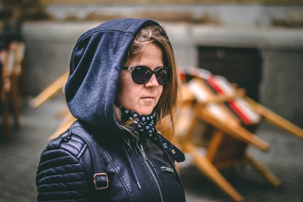 Young Woman Brown Hair Wearing Leather Jacket Hood Sunglasses Cute — Stock Photo, Image