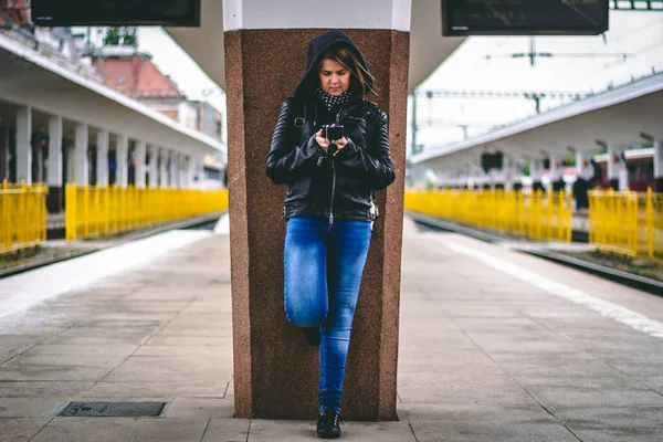 Woman Wearing Jeans Black Leather Jacket Using Phone Station Casually — Stock Photo, Image