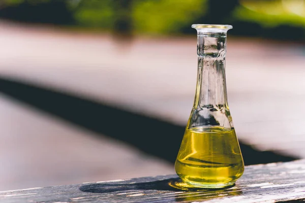 Kleine Glasflasche Mit Ölnahaufnahme Auf Einem Holzbrett Tagsüber Veraltet Natürliche — Stockfoto
