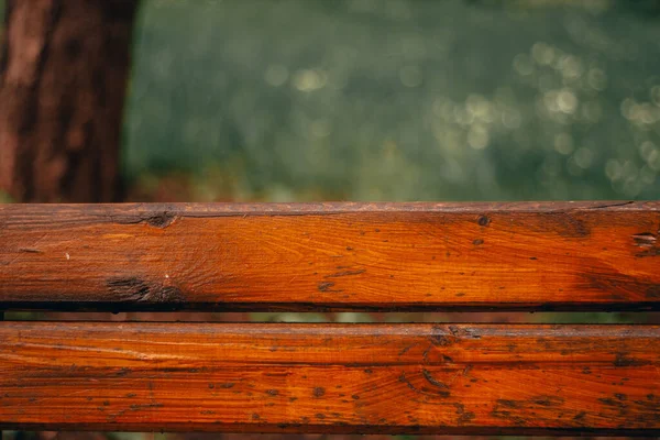 Jasne Brązowe Stare Drewniane Deski Wierzchołka Parku Zielonym Rozmazanym Tłem — Zdjęcie stockowe